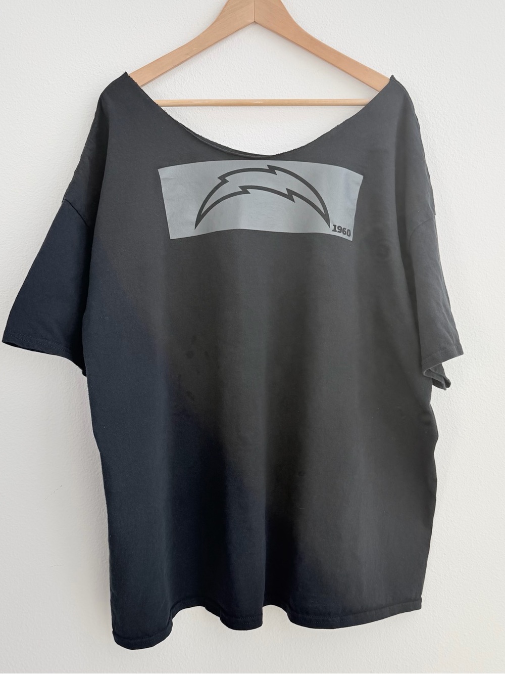 Los Angeles Chargers Graphic Off the Shoulder T-Shirt 1960 Logo Oversized